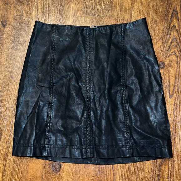 ⭐️Free People Modern Femme Black Vegan Leather Mini Skirt Size 2 FINAL PRICE - Picture 4 of 16